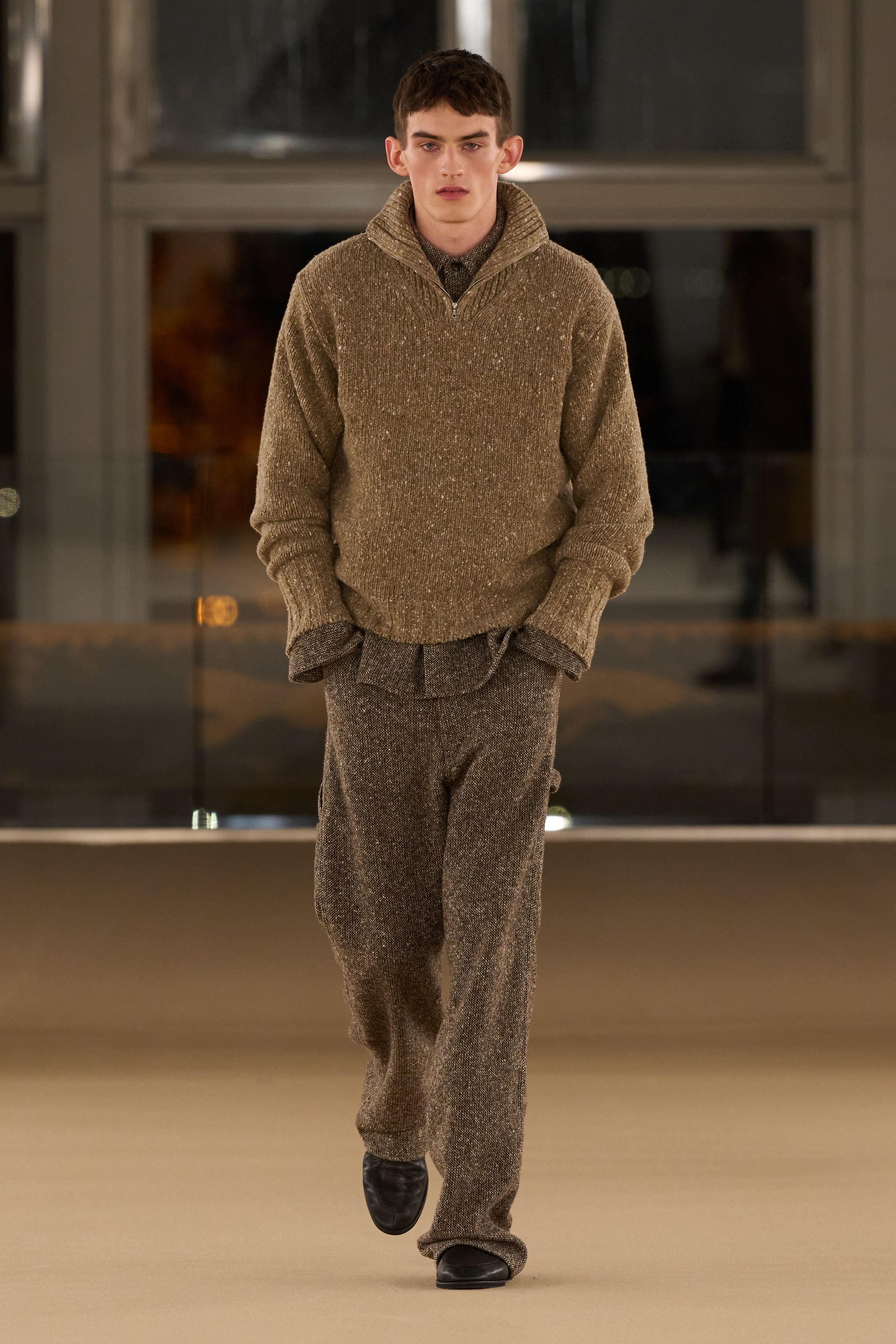 Auralee 26FW 延续品牌一贯的“静默高级”，以天然染色的米、橄榄绿、焦糖棕与低饱和蓝构建温和秩序。宽松但克制的剪裁在身体与空气之间留出呼吸感，羊毛、棉、法兰绒与轻量外套形成四季可叠穿的真实衣橱。设计并非强调造型张力，而是通过面料质感与比例拿捏，建立长期主义的穿着信任。这是一场拒绝流行噪音、强调“时间感”的当代日常男装提案-顽石频道趋势研究